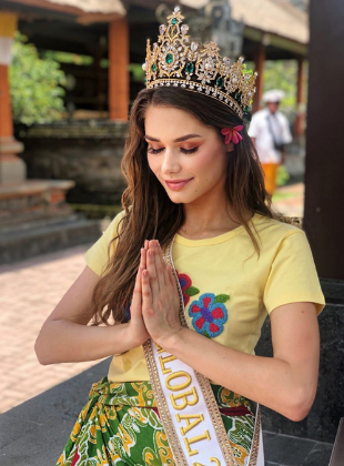 Karolina Kokesova-Miss Global 2019-Royal Court-Batik Coreta Louise-10_310x420px